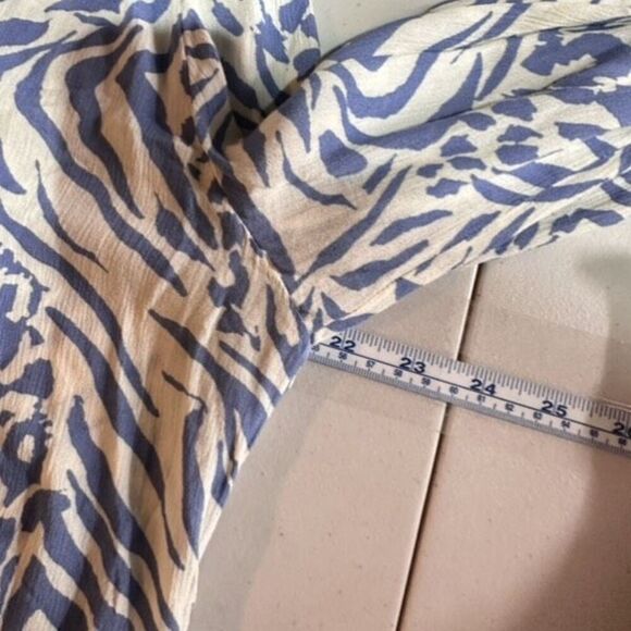 Rails Brinley Blue Mixed Animal Top Size Medium Crinkle Crepe Cheetah Zebra - Picture 5 of 14